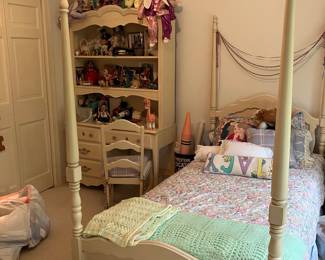 Twin size 4 poster bed -desk not included