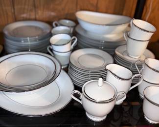 Noritole Daina #2611 Platinum Trim 10 5 Piece Place Settings w/Platter, Sugar & Creamer!