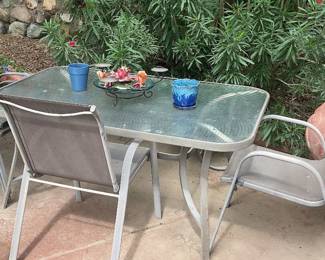 Table 60x38x27 chairs 37x22