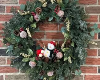 074 christmaswreathwithsnowmanandpineco
