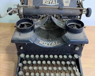 114 royal10manualtypewriterblack