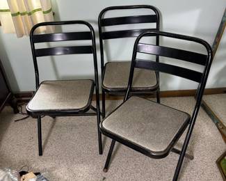 193 threevintagemetalfoldingchairs