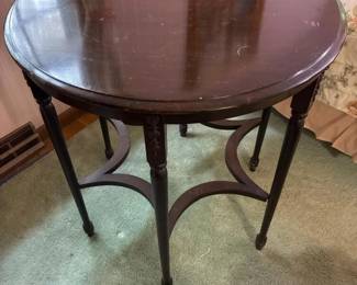 146 roundmahoganysidetable