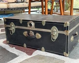 067 vintagemetaltraveltrunkwithtrayand