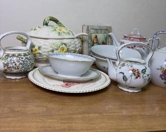 124 mixedlotvegetablebowlsandteapots