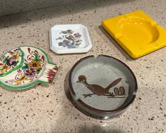 167 assorteddecorativeandceramicashtrays