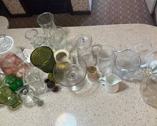 170 assortedvintageglasswareandsmallpit