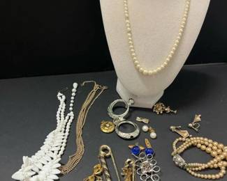 290 assortedvintagecostumejewelryincludi
