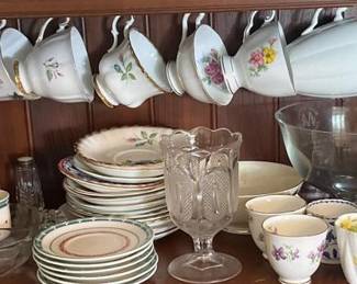 186 assortedvintageteacupsandsaucerswit