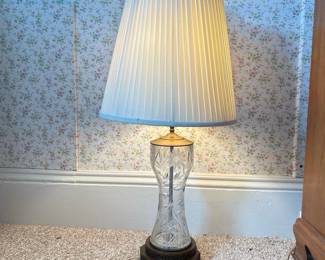 189 vintagecutglassandmetaltablelamp