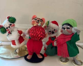 042 fourannaleechristmasmousefigurines