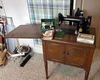 076 vintagesingersewingmachineinwooden