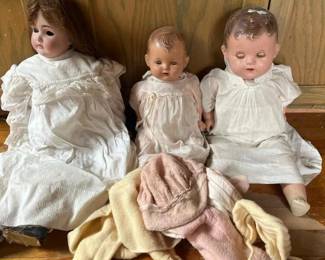 089 trioofbabydollsandbisqueheaddoll