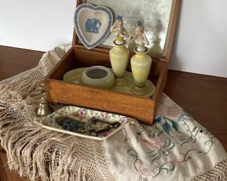 196 vintagedecorativevanityitemstrinkets