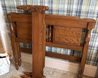 077 pairofvintagewoodentwinbedframes
