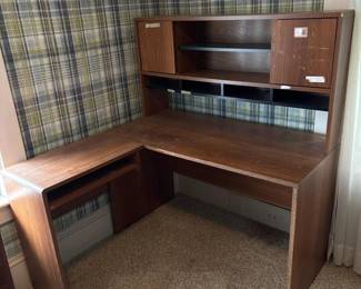 067 mcmlshapeddeskwithhutch