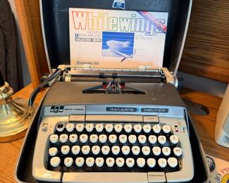 Vintage SCM Smith-Cornona Galaxie Deluxe typewriter in case