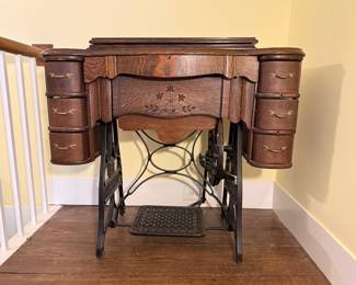 Working 1910 New Companion Treadle #2 1/2 sewing machine with accessories and manual. 