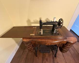 Working 1910 New Companion Treadle #2 1/2 sewing machine with accessories and manual. 