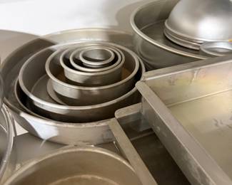 Various sizes baking pans