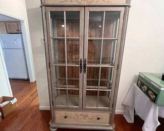 Haverty Furniture Co. Greyfield Curio China Cabinet DRRG