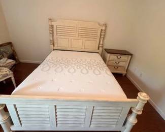 Havertys Queen Bed w Matching End Table PRG