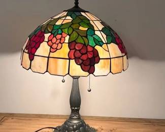 Tiffany Style Grape Motif Table Lamp GBRG