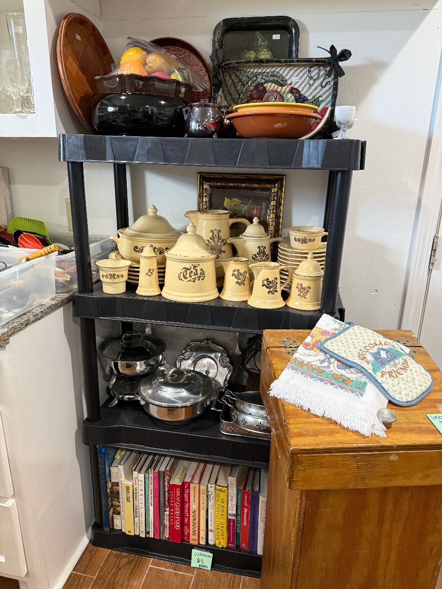 Assortment of kitchen items