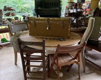 Round table chairs