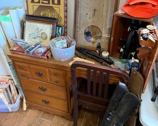 Desk, lsu items, hunting items