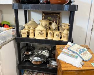 Assortment of kitchen items