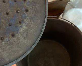 #187	Cast Iron Dutch Oven w/handle Lid - No. 8	 $25.00 