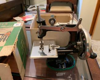 #074	Singer sewing machine childs sewing machine	 $35.00 