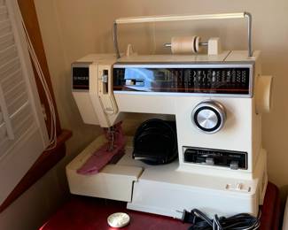 #079	Singer Sewing Machine Model 6235	 $40.00 