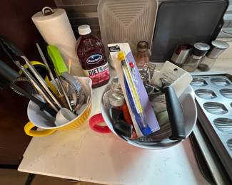 Misc. Bowls, utensils 