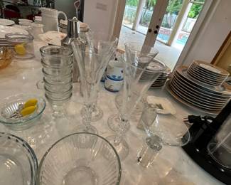 Glass bowls, fluted glasses