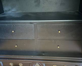 STORAGE SPACE OF THE HENREDON CABINET