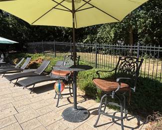 UMBRELLA WITH TABLE AND BAR STOOLS