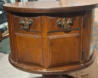 Lot 192: Pedestal End Table