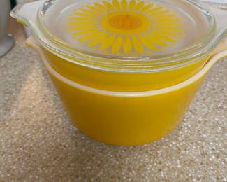 Vintage Daisy 2 bowls with 1 lid