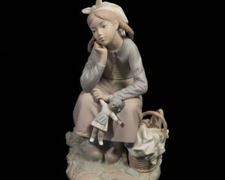 Lladro Figurine 'Girl with Doll' (also known as 'Añoranza' or 'Anoranza')