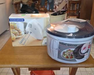 Kitchen Appliance Lot: Durabrand Hand Mixer and Good Cook Salad Spinner