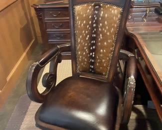  designer  office chair that says  executive all day long !!   goes well  with the partner desk !!   very bougie 