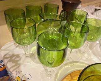 COOLEST PITCHER AND GLASSES SET FOR THE POOL -ITS PLASTIC  BUT STYLIN 