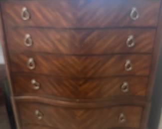 NICE DRESSER  6 DRAWERS