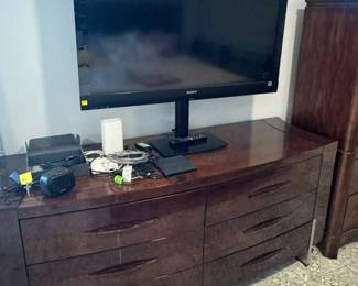 TV SONY and ACCENT PIECES