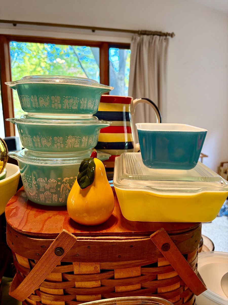 VINTAGE DISHES INCLUDING PRYEX - AMISH BUTTERPRINT AND COVERED DISHES
