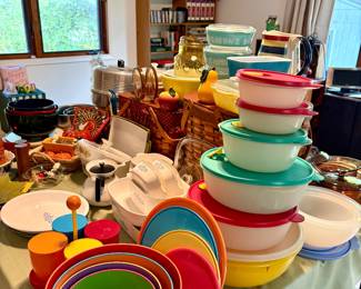 TONS OF KITCHEN ITEMS