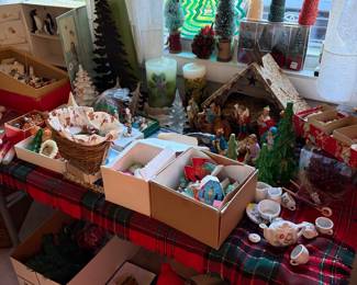SO MUCH CHRISTMAS DECORATIONS!