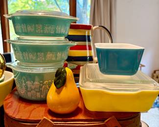 VINTAGE DISHES INCLUDING PRYEX - AMISH BUTTERPRINT AND COVERED DISHES